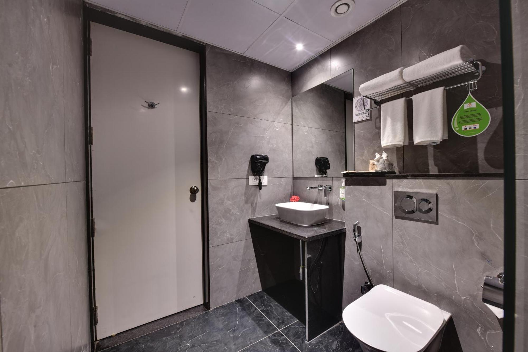 Click Hotel Vista-International Airport Dod Jala Εξωτερικό φωτογραφία